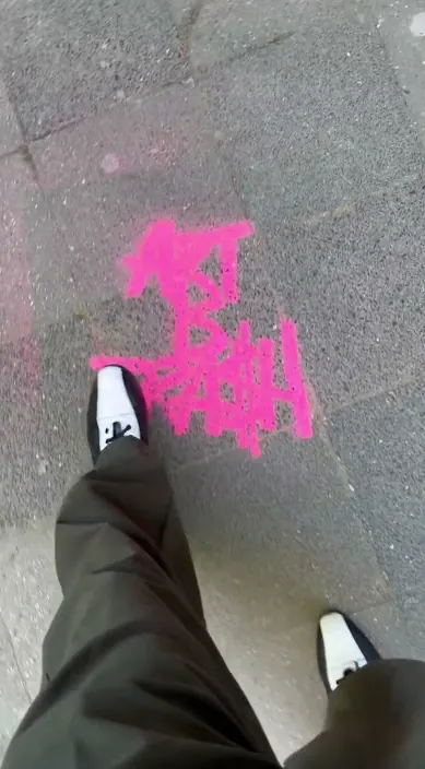 Exponiendo en düsseldorf – Street-Art: Szene aus dem Art-Is-Trash-Video von Francisco de Pájaro