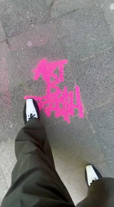 Exponiendo en düsseldorf – Street-Art: Szene aus dem Art-Is-Trash-Video von Francisco de Pájaro