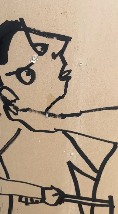 Schwarze Linienzeichnung einer Figur auf einem Stück Karton, «Fútbol», Barcelona, Art Is Trash