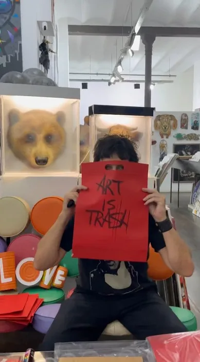 Galería artevistas BCN. www. es – Street-Art: Szene aus dem Art-Is-Trash-Video von Francisco de Pájaro