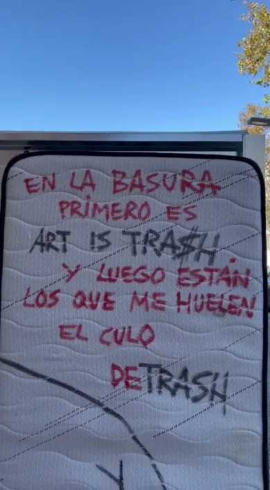 Inspirando. www. es – Street-Art in Barcelona: Szene aus dem Art-Is-Trash-Video von Francisco de Pájaro