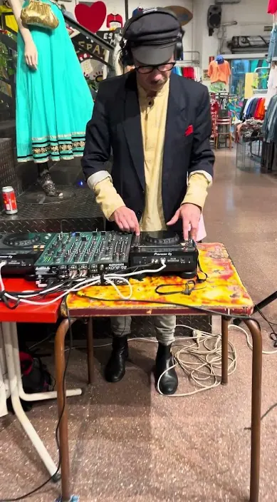 Kunstinstallation im Shop HolaIbiza, während ein DJ auflegt, Barcelona, Art Is Trash