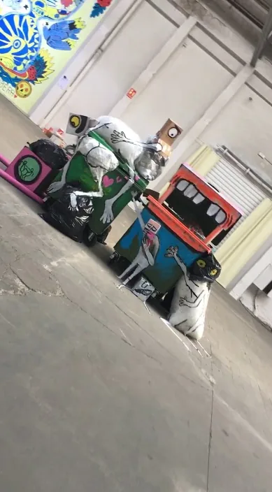 Instalación en Wab Lab - Poblenou Urban District – Street-Art in Barcelona: Szene aus dem Art-Is-Trash-Video von Francisco de Pájaro
