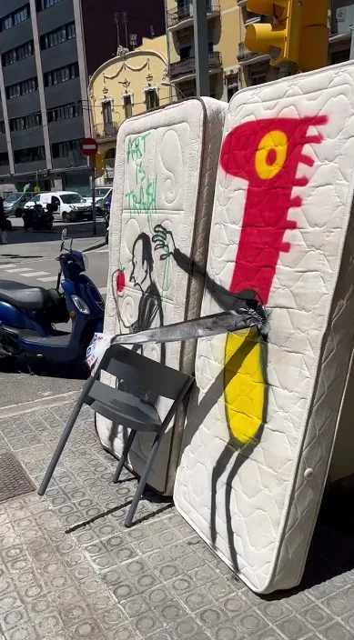 Instalación espontánea es – Street-Art: Szene aus dem Art-Is-Trash-Video von Francisco de Pájaro