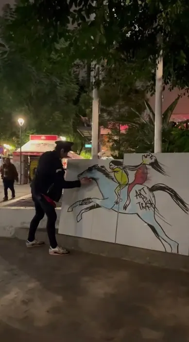 Jinete en atenas. www. es – Street-Art in Barcelona: Szene aus dem Art-Is-Trash-Video von Francisco de Pájaro