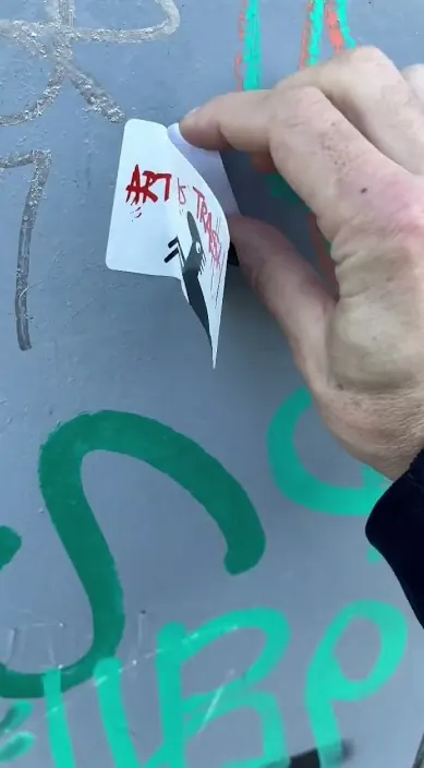 Kiss me. es – Street-Art in Barcelona: Szene aus dem Art-Is-Trash-Video von Francisco de Pájaro