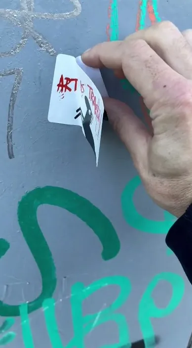 Kiss me. es – Street-Art in Barcelona: Szene aus dem Art-Is-Trash-Video von Francisco de Pájaro