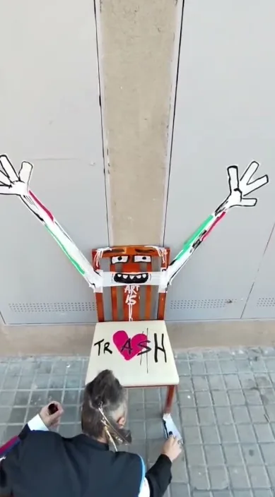 La aprendiz de la basura – Street-Art in Barcelona: Szene aus dem Art-Is-Trash-Video von Francisco de Pájaro