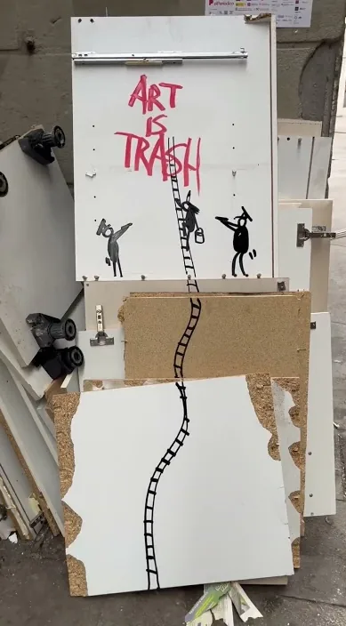 La escalera. www. es – Street-Art: Szene aus dem Art-Is-Trash-Video von Francisco de Pájaro