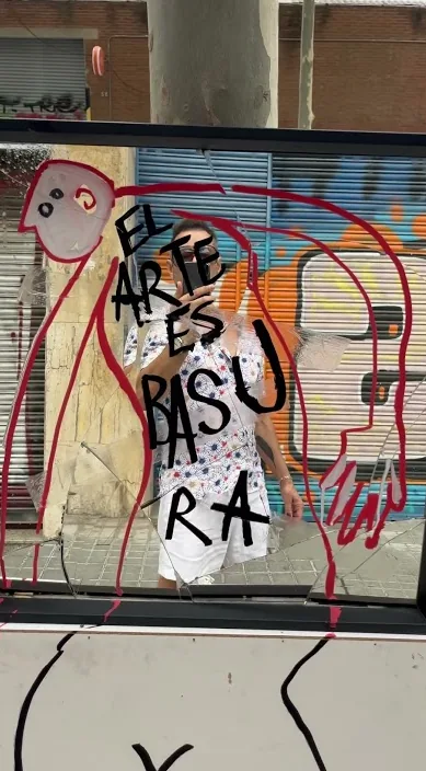 „El arte es basura“ mit Figuren auf einem Ladenrollladen, Barcelona, Art Is Trash