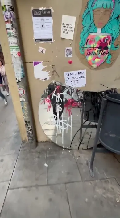 La heroína. es – Street-Art: Szene aus dem Art-Is-Trash-Video von Francisco de Pájaro