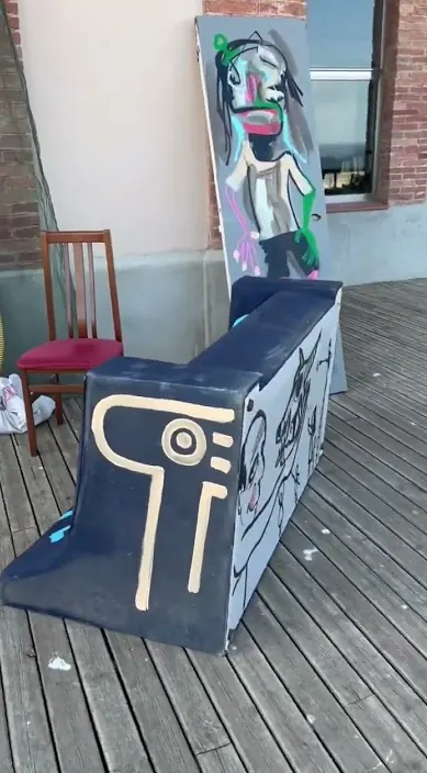 La mesa puesta es – Street-Art: Szene aus dem Art-Is-Trash-Video von Francisco de Pájaro