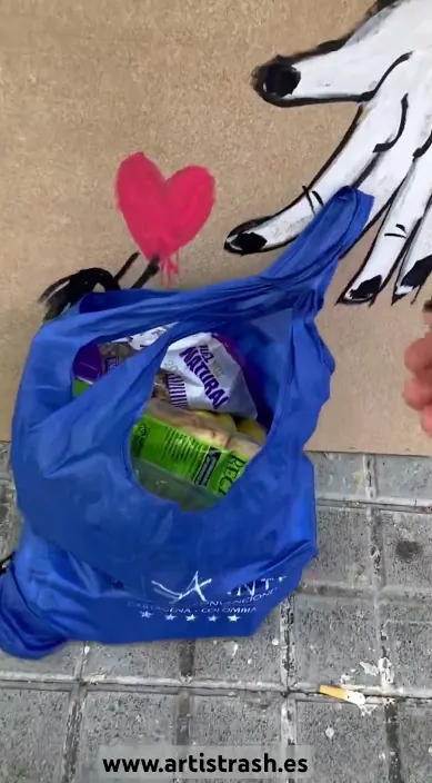 La ofrenda – Street-Art in Barcelona: Szene aus dem Art-Is-Trash-Video von Francisco de Pájaro