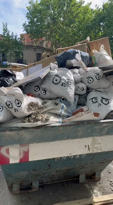 La vida es muy emocionante. es – Street-Art: Szene aus dem Art-Is-Trash-Video von Francisco de Pájaro