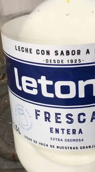 Leche fresca en la basura – Street-Art in Barcelona: Szene aus dem Art-Is-Trash-Video von Francisco de Pájaro