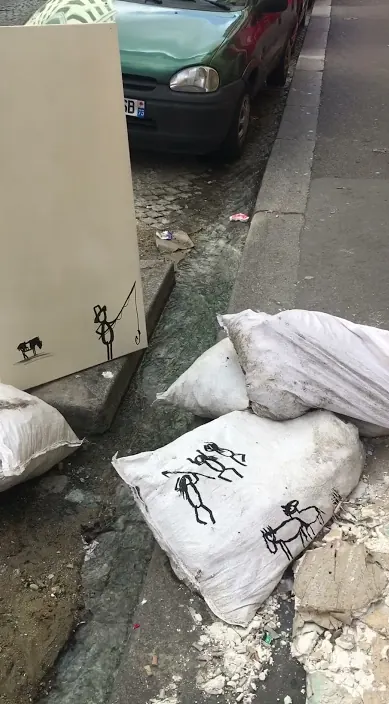 Lo que la corriente se lleva. París, 2017 – Street-Art in Barcelona: Szene aus dem Art-Is-Trash-Video von Francisco de Pájaro