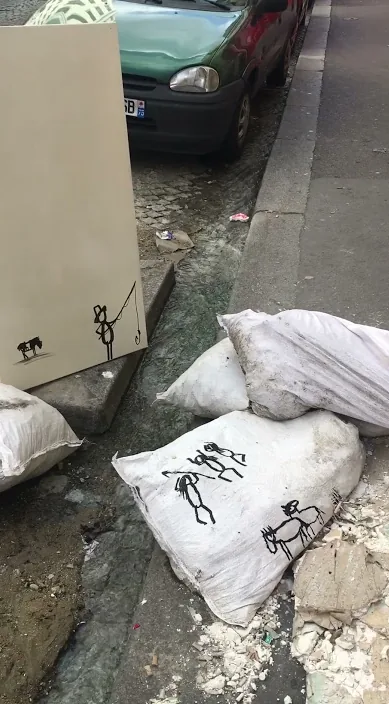 Lo que la corriente se lleva. París, 2017 – Street-Art in Barcelona: Szene aus dem Art-Is-Trash-Video von Francisco de Pájaro
