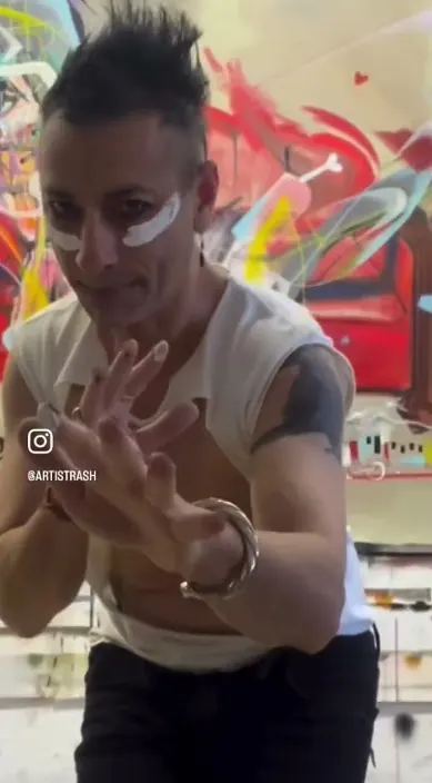 LO QUE NO TENGO DE TRASH LO TENGO DELANTE #franciscodepajaro Lo que no tengo de trash lo tengo delante – Street-Art in Barcelona: Szene aus dem Art-Is-Trash-Video von Francisco de Pájaro