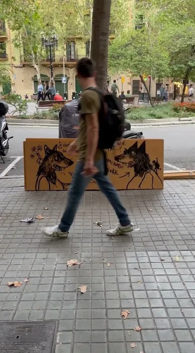 LOBOS. www. es – Street-Art: Szene aus dem Art-Is-Trash-Video von Francisco de Pájaro