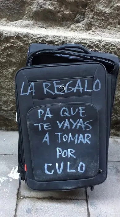 Maleta de viaje para aludidos – Street-Art in Barcelona: Szene aus dem Art-Is-Trash-Video von Francisco de Pájaro