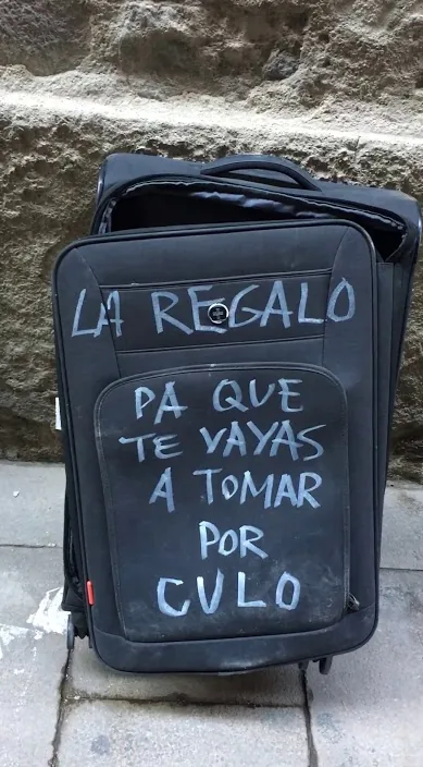 Maleta de viaje para aludidos – Street-Art in Barcelona: Szene aus dem Art-Is-Trash-Video von Francisco de Pájaro