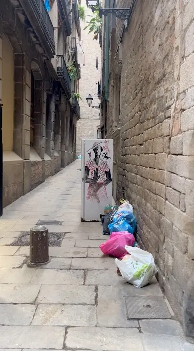 Maniquí gótico – Street-Art in Barcelona: Szene aus dem Art-Is-Trash-Video von Francisco de Pájaro