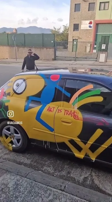 Me descubren pintando un coche – Street-Art in Barcelona: Szene aus dem Art-Is-Trash-Video von Francisco de Pájaro