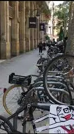 Mecánico de bicicletas callejero – Street-Art in Barcelona: Szene aus dem Art-Is-Trash-Video von Francisco de Pájaro