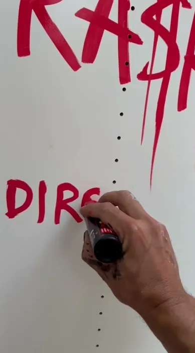 Mediocridad. www. es – Street-Art: Szene aus dem Art-Is-Trash-Video von Francisco de Pájaro