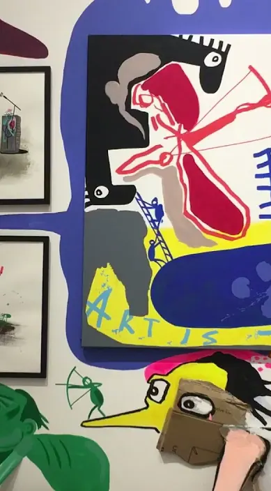 Mural con basura recolectada en museo de Pekín, China 2018 – Street-Art in Barcelona: Szene aus dem Art-Is-Trash-Video von Francisco de Pájaro