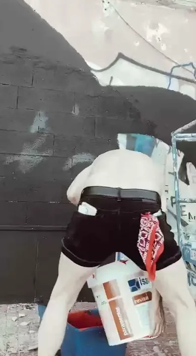 Mural en Mahón - Menorca. Work in progress – Street-Art in Barcelona: Szene aus dem Art-Is-Trash-Video von Francisco de Pájaro