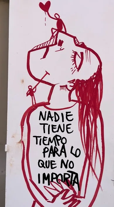 Rote Figur mit aufgemaltem Spruch auf einer weißen Tafel, Barcelona, Art Is Trash