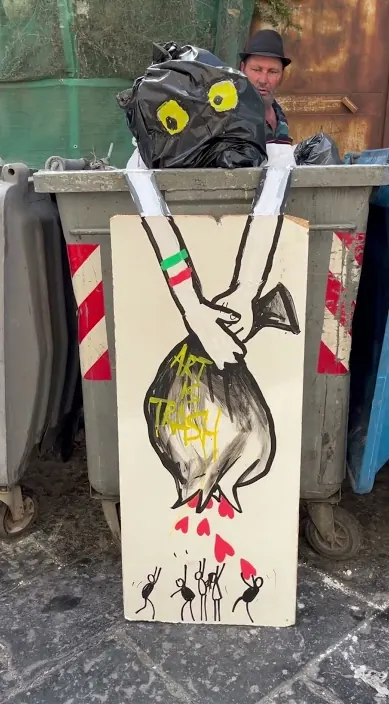 Nápoles italy – Street-Art: Szene aus dem Art-Is-Trash-Video von Francisco de Pájaro