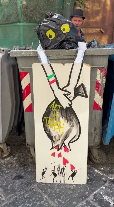Nápoles italy – Street-Art: Szene aus dem Art-Is-Trash-Video von Francisco de Pájaro