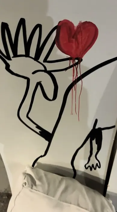Figur aus schwarzen Linien mit einem roten Herzen, Barcelona, Art Is Trash