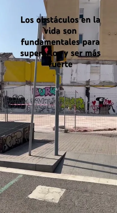 Obstáculos imprescindibles. www. es – Street-Art: Szene aus dem Art-Is-Trash-Video von Francisco de Pájaro