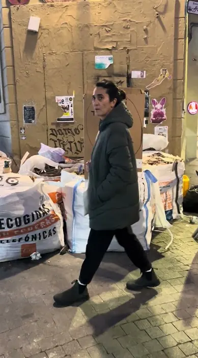 OLOR A PACHULI #arteurbano #franciscodepajaro #art Olor a pachuli – Street-Art in Barcelona: Szene aus dem Art-Is-Trash-Video von Francisco de Pájaro