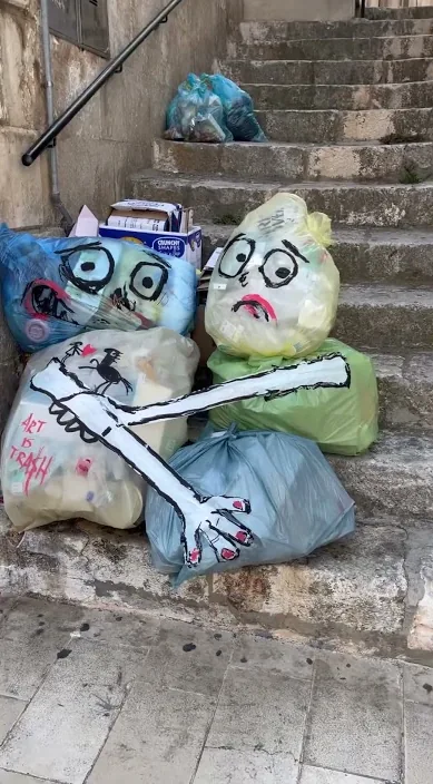 OSTUNI, Italia – Street-Art: Szene aus dem Art-Is-Trash-Video von Francisco de Pájaro