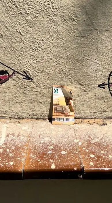 Kleine Pappschachtel mit einer Zeichnung auf einem Mauervorsprung an der Straße, Barcelona, Art Is Trash