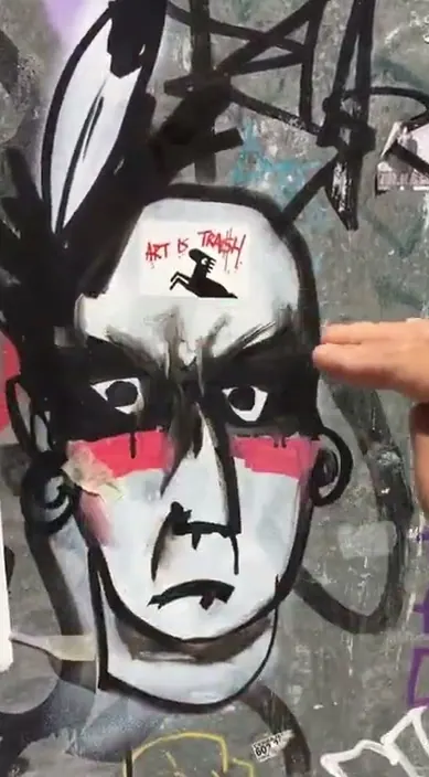 Pegatina Trash – Street-Art in Barcelona: Szene aus dem Art-Is-Trash-Video von Francisco de Pájaro