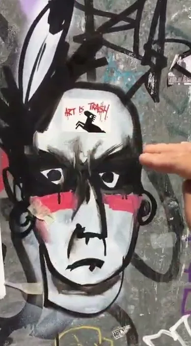 Pegatina Trash – Street-Art in Barcelona: Szene aus dem Art-Is-Trash-Video von Francisco de Pájaro