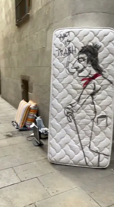 Perro callejero www. es – Street-Art in Barcelona: Szene aus dem Art-Is-Trash-Video von Francisco de Pájaro