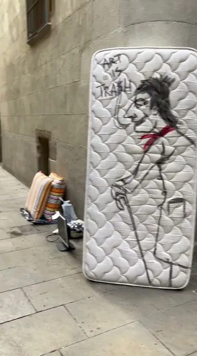 Perro callejero www. es – Street-Art in Barcelona: Szene aus dem Art-Is-Trash-Video von Francisco de Pájaro