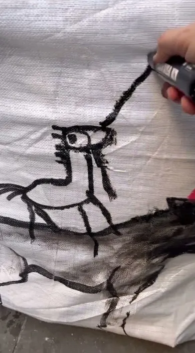 Perros y caballos. www. es – Street-Art in Barcelona: Szene aus dem Art-Is-Trash-Video von Francisco de Pájaro