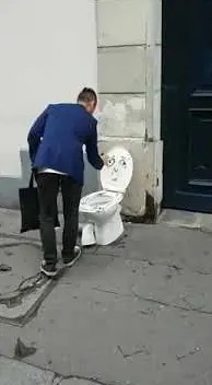 Pintando basura en París – Street-Art in Barcelona: Szene aus dem Art-Is-Trash-Video von Francisco de Pájaro
