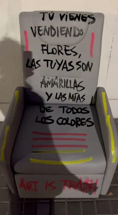 Poema para los muertos es – Street-Art: Szene aus dem Art-Is-Trash-Video von Francisco de Pájaro
