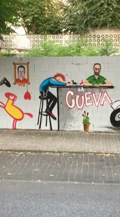 Representación de mis amigos fallecidos de la escena PunkRockers de los años 80/90 en Zafra – Street-Art: Szene aus dem Art-Is-Trash-Video von Francisco de Pájaro