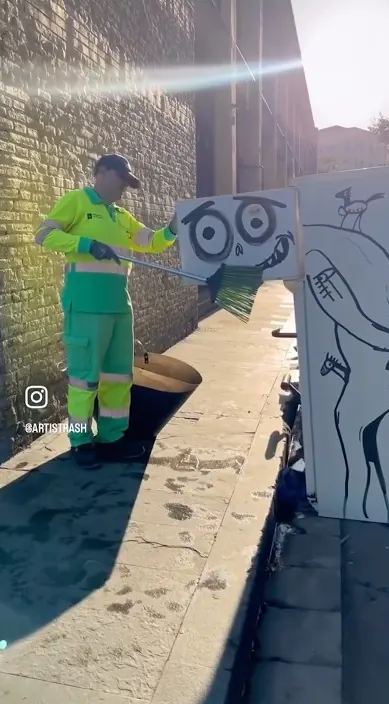 Straßenreiniger neben einer bemalten Kartonfigur auf dem Gehweg, Barcelona, Art Is Trash