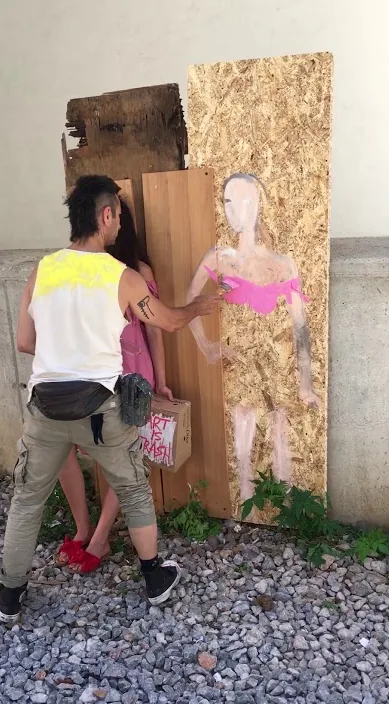 Retratando en la basura a una hermosa mujer – Street-Art in Barcelona: Szene aus dem Art-Is-Trash-Video von Francisco de Pájaro