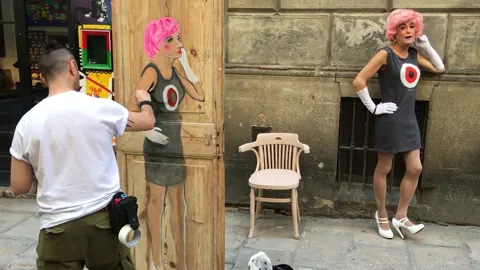 Retrato de Brigitta Glamour & Trash – Street-Art in Barcelona: Szene aus dem Art-Is-Trash-Video von Francisco de Pájaro